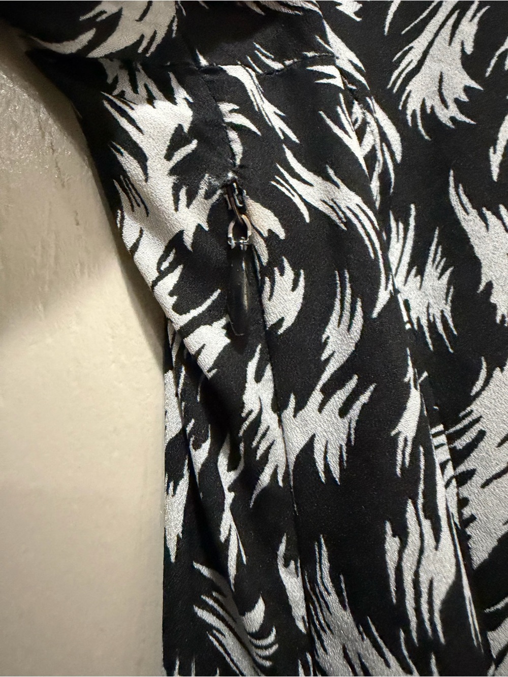 Derek Lam 50 US L/XL Black and White Abstract Print Deep V Dress B12 - Picture 6 of 7